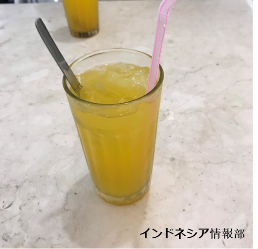モール内のレストランで注文したオレンジジュースの写真