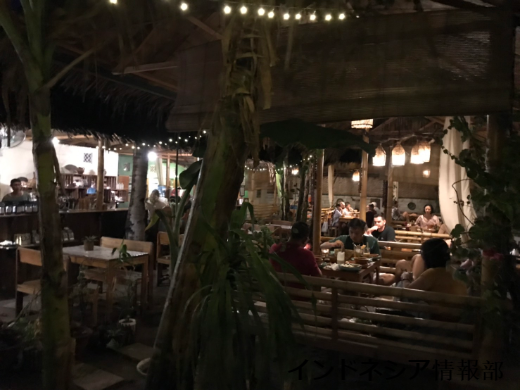ギリ・トラワンガンのビーガン・レストラン「Pituq Waroeng」の中の雰囲気の写真①