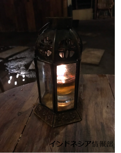 ギリ・トラワンガンのビーガン・レストラン「Pituq Waroeng」の中の雰囲気の写真④　ランプ