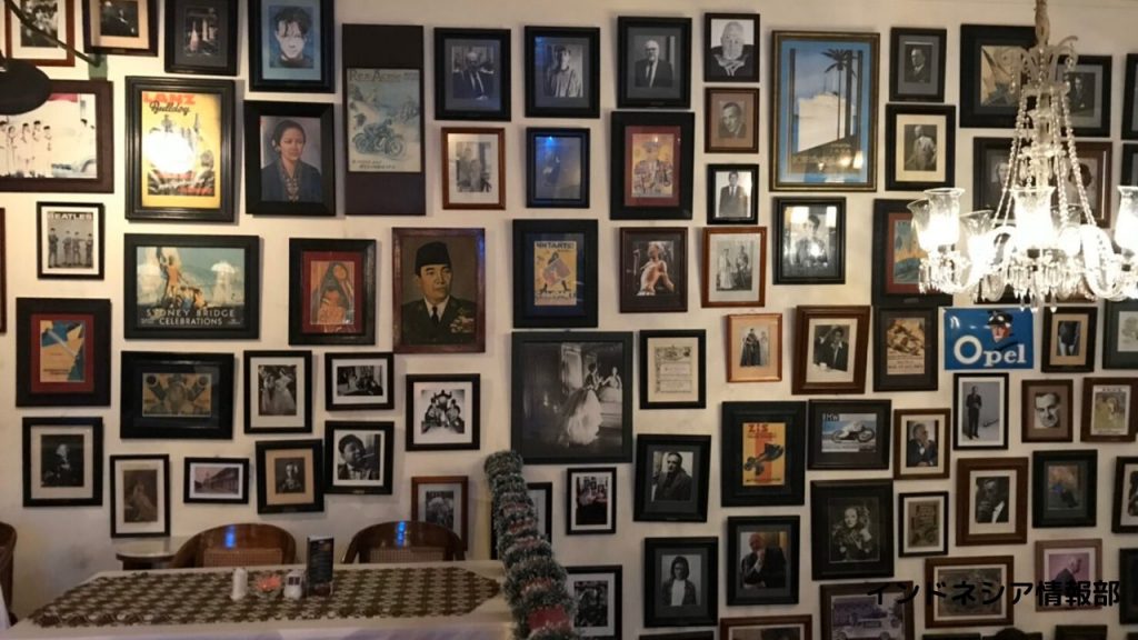カフェ・バタビアの壁一面に飾ってある写真や絵画